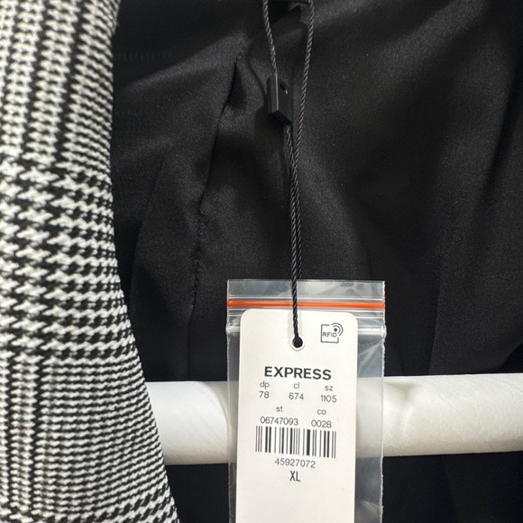 Express Cropped Plaid Woman’s Blazer – Black/White – NWT -Plus Size /XL - Picture 3 of 12